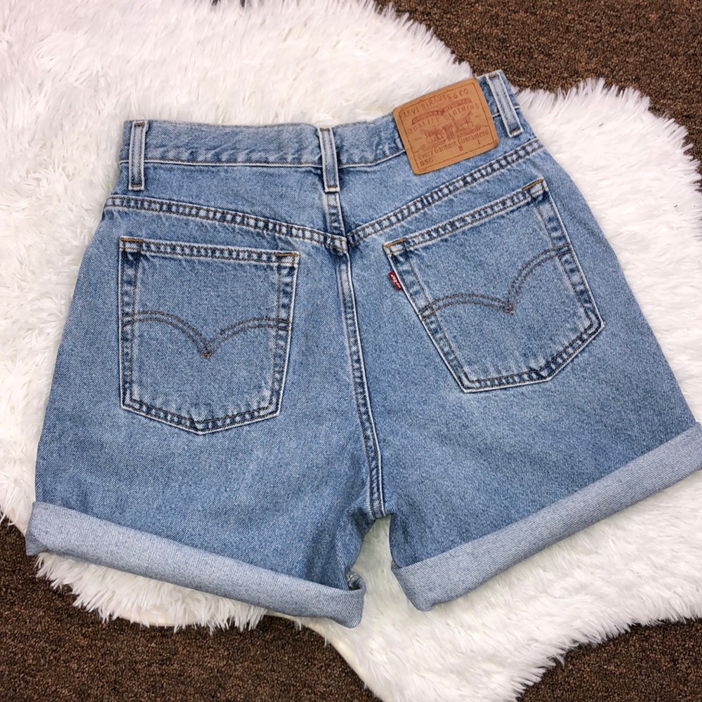 Levi’s Light Wash High Waist Mom Jean Shorts Sz 10
